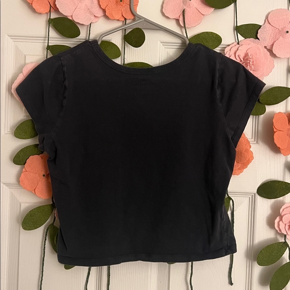 Hollister Black and Red Graphic Crop Top - Picture 2 of 3